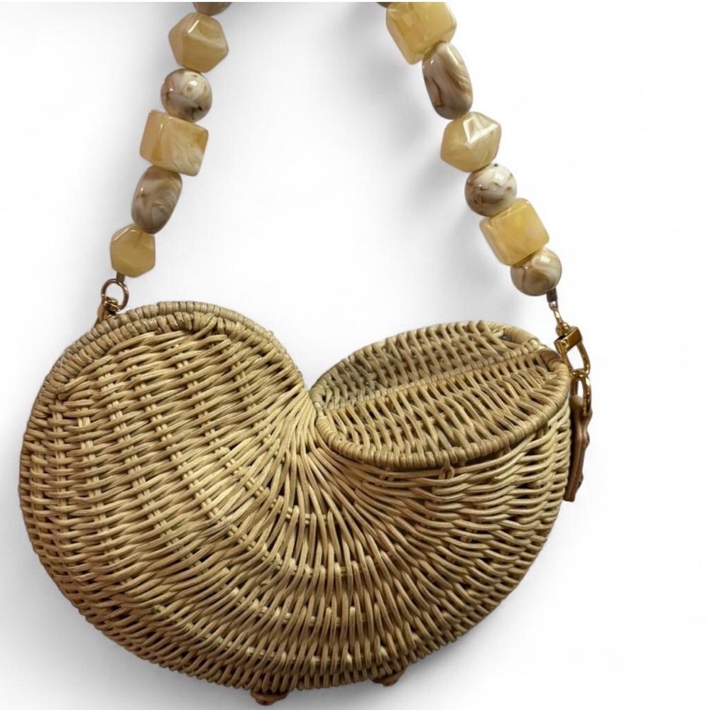 Elegant Natural Woven Shell Shaped Handbag with Shell Handle - Picture 5 of 9